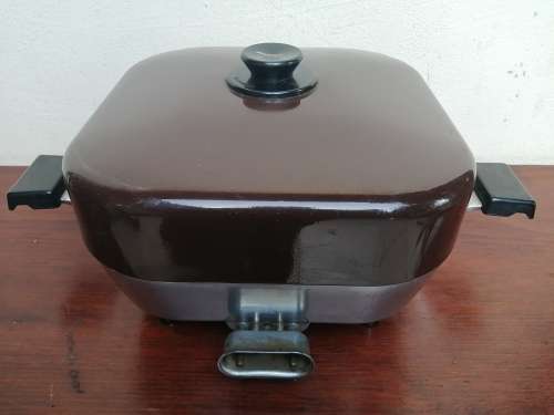 Awesome old Pineware electric frying pan.