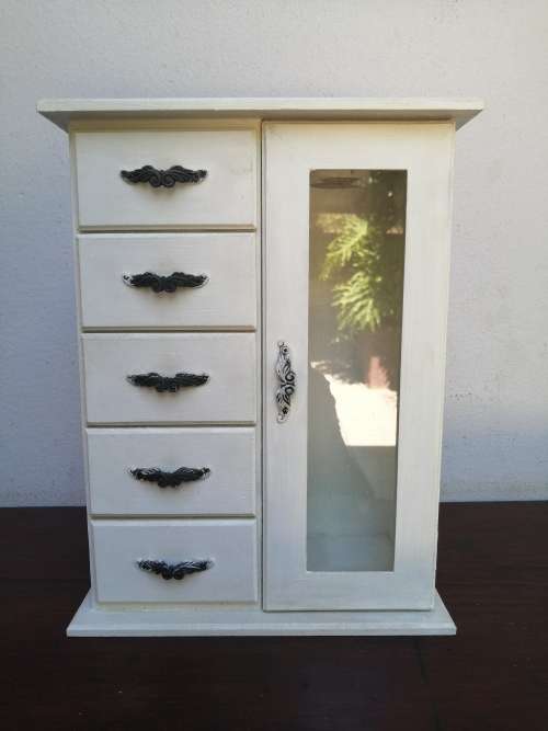 Lovely little jewellery dresser.