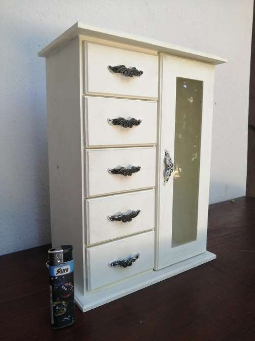 Lovely little jewellery dresser.