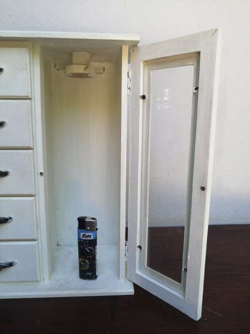 Lovely little jewellery dresser.