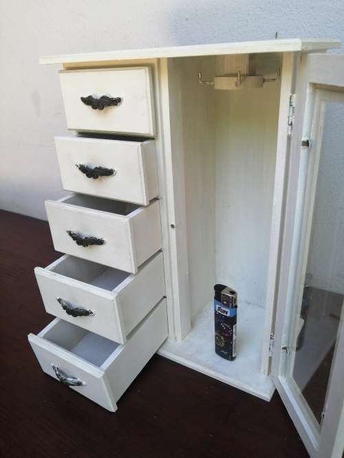 Lovely little jewellery dresser.