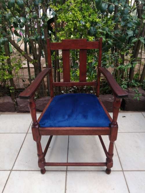 Beautiful vintage oak carver.