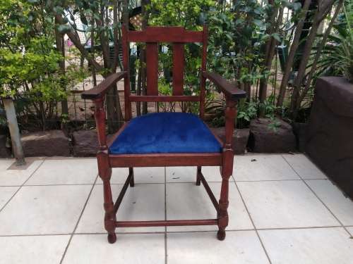 Beautiful vintage oak carver.