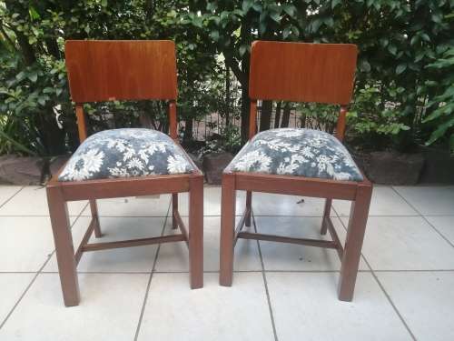 Beautiful pair of vintage oak chairs.