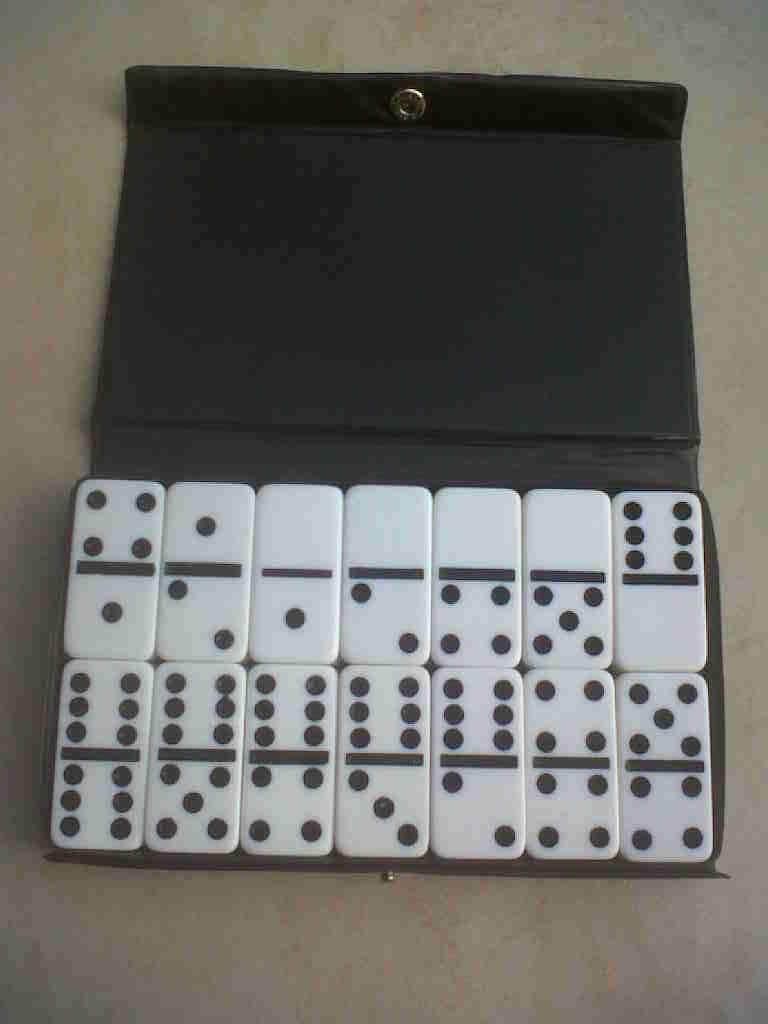 SET OF DOMINOES