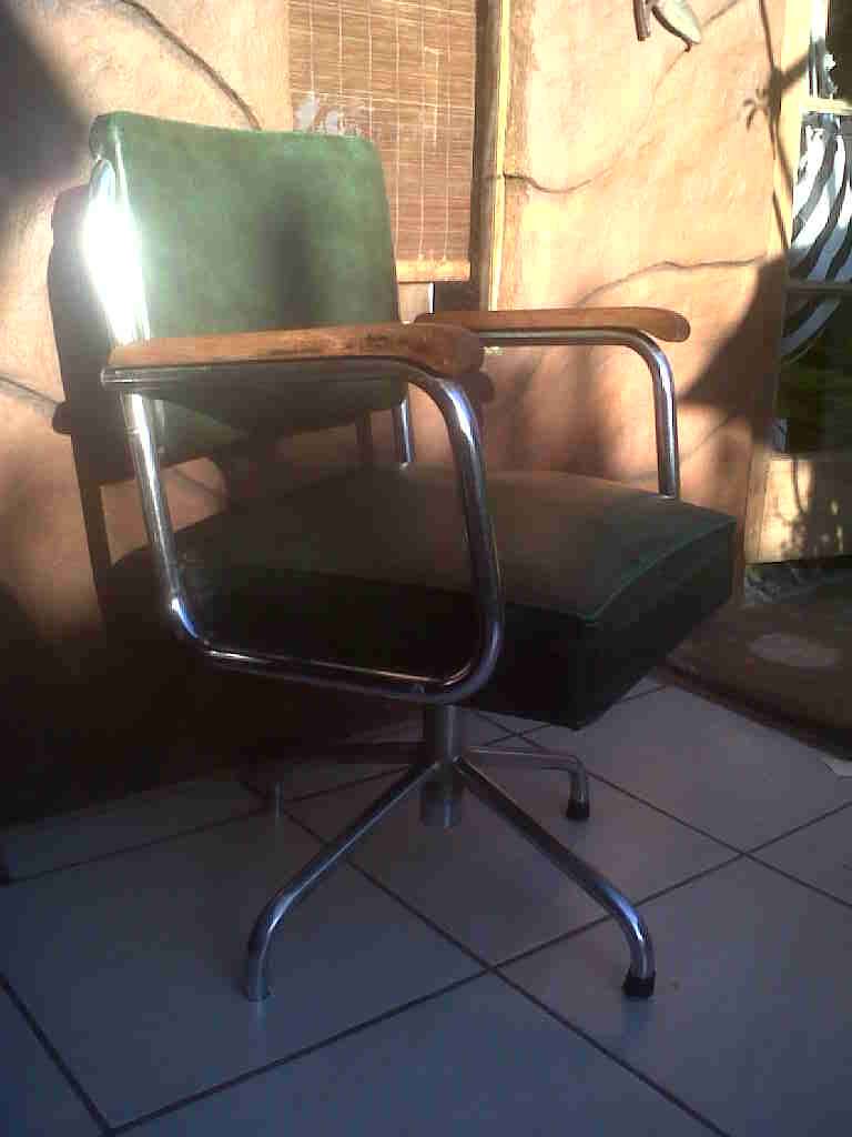 OLD SWIVEL OFFICE CHAIR