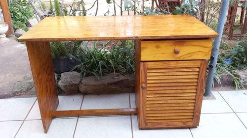Beautiful pine desk with drawer.