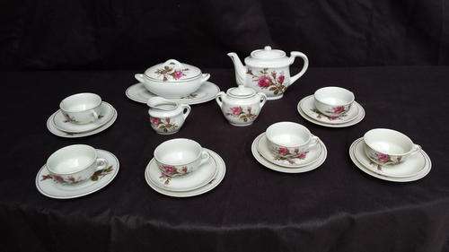 Lovely little kids tea set.