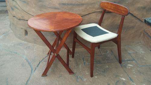 Stunning little table & chair set.