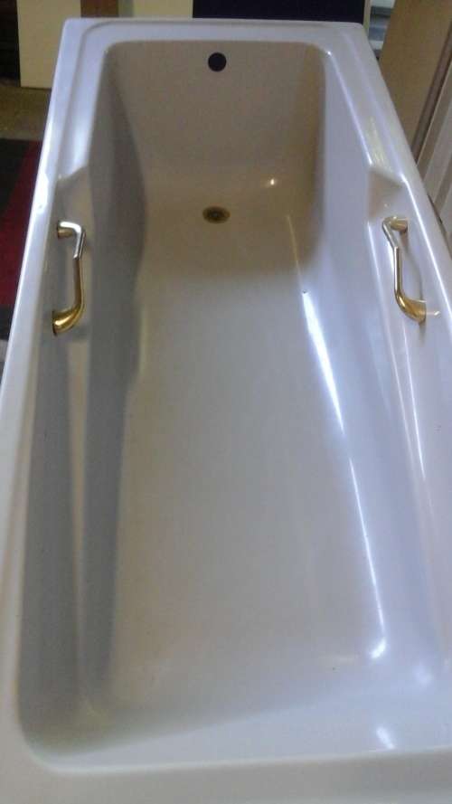 Fiberglass bath tub