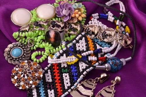LOT OF VINTAGE COSTUME JEWELLERY