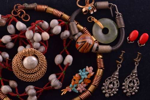 LOT OF VINTAGE COSTUME JEWELLERY