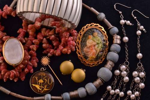 LOT OF VINTAGE COSTUME JEWELLERY