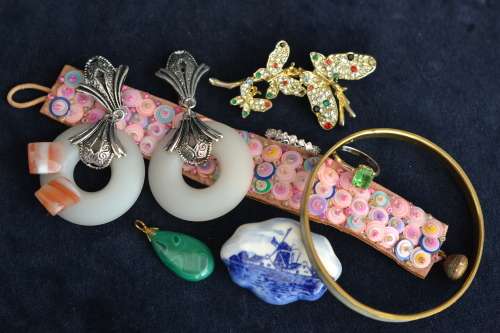 LOT OF VINTAGE COSTUME JEWELLERY