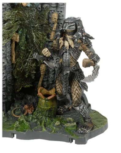 McFarlane Toys Alien Queen and Scar Predator Diorama