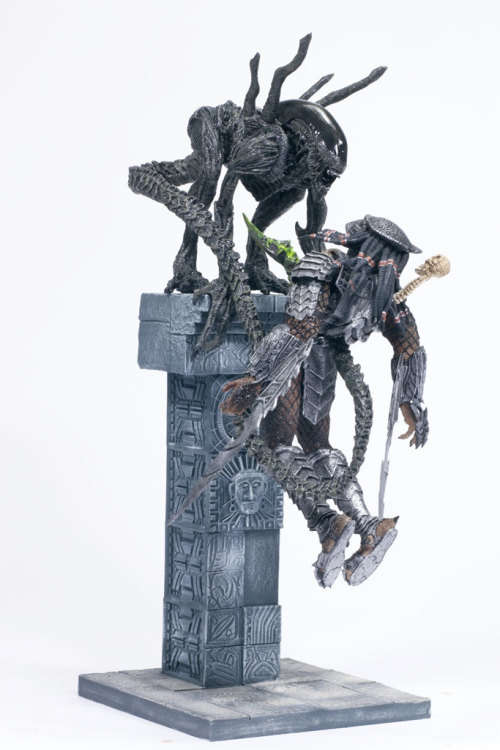 ALIEN ATTACKS PREDATOR