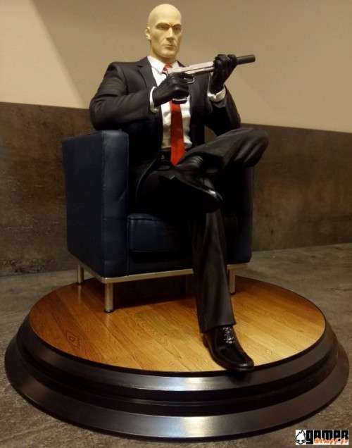 Agent 47 "Chessmaster" Statue and extras