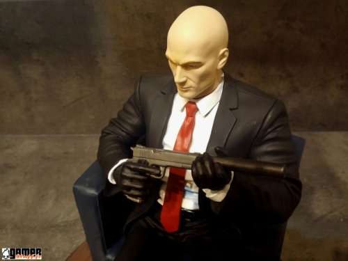 Agent 47 "Chessmaster" Statue and extras