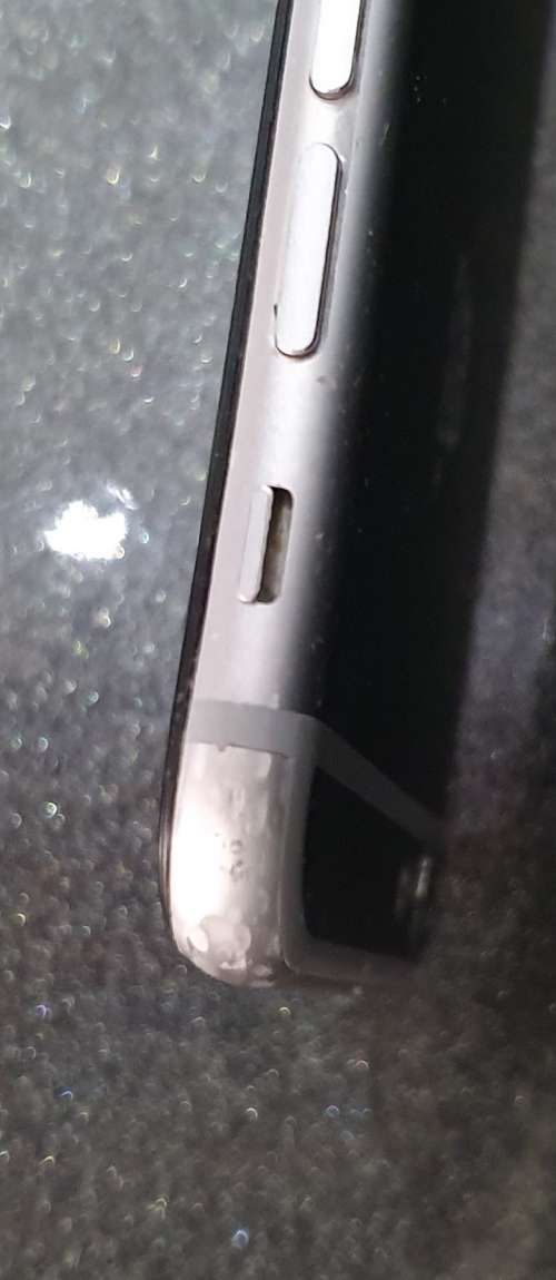 Apple Iphone 6 [64GB STORAGE,GOOD CONDITION][ DEVICE IS ICLOUD UNLOCKED][HAS A FEW CASING SCRATCHES]