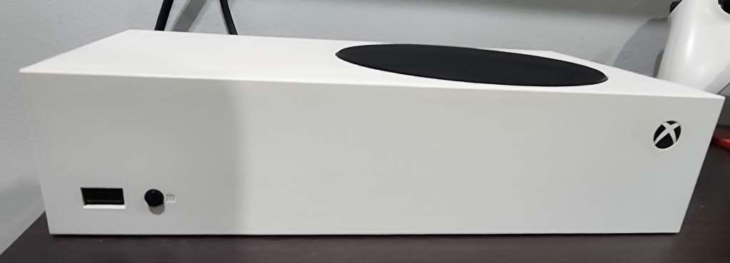 Xbox Series S 512GB + 2x Xbox One Controllers