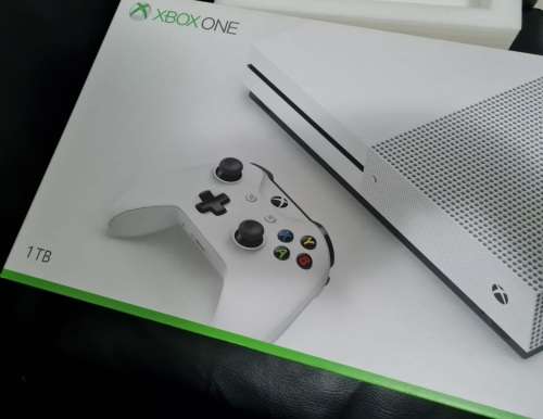 Xbox One S [Sealed Fifa 22 Included + 1 Controller Included and A Charging Dock] [Bargain Deal]