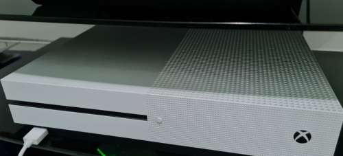 Xbox One S [Sealed Fifa 22 Included + 1 Controller Included and A Charging Dock] [Bargain Deal]