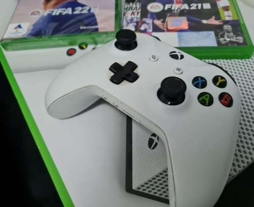 Xbox One S [Sealed Fifa 22 Included + 1 Controller Included and A Charging Dock] [Bargain Deal]