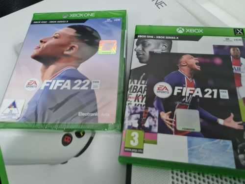 Xbox One S [Sealed Fifa 22 Included + 1 Controller Included and A Charging Dock] [Bargain Deal]