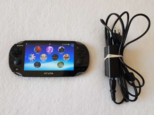 Playstation Vita Wifi Console + 8 GB Memory card + Charger