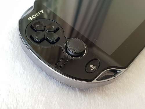 Playstation Vita Wifi Console + 8 GB Memory card + Charger
