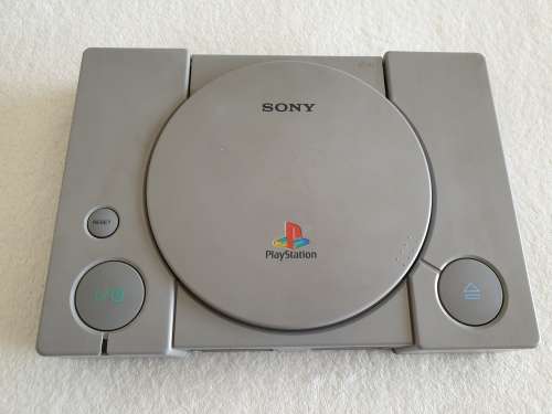 PS1 / Playstation One Console + 2 Controllers