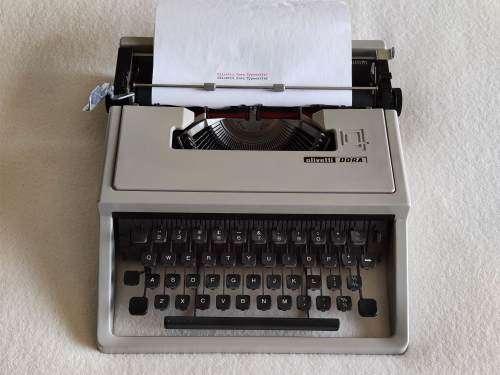 Olivetti Dora Typewriter - Includes Carrying Case + Extras