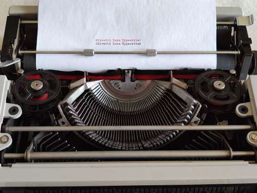 Olivetti Dora Typewriter - Includes Carrying Case + Extras