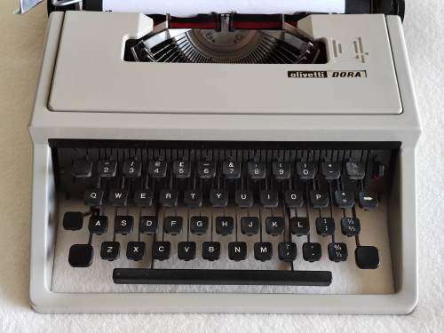 Olivetti Dora Typewriter - Includes Carrying Case + Extras