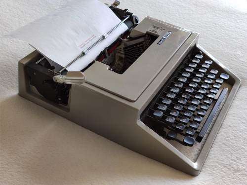Olivetti Dora Typewriter - Includes Carrying Case + Extras