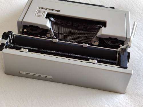 Olivetti Dora Typewriter - Includes Carrying Case + Extras