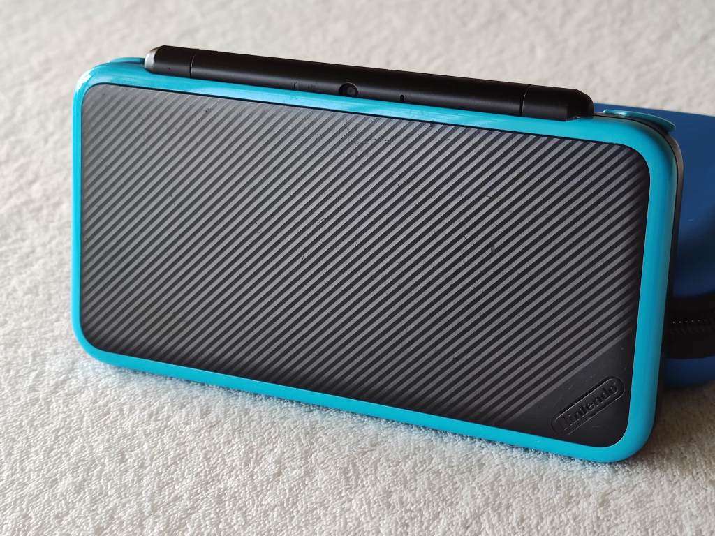 `New` Nintendo 2DS XL Console