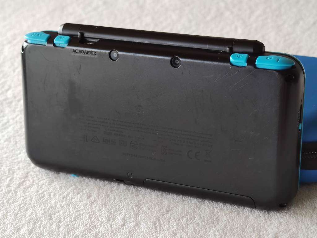 `New` Nintendo 2DS XL Console