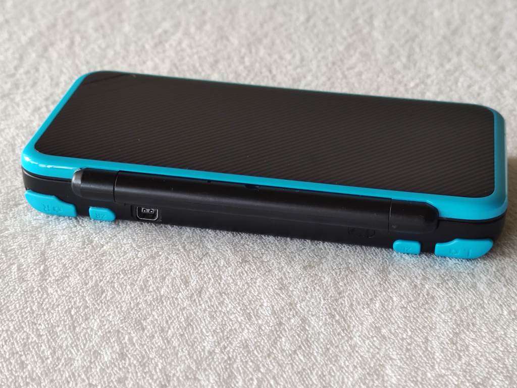 `New` Nintendo 2DS XL Console