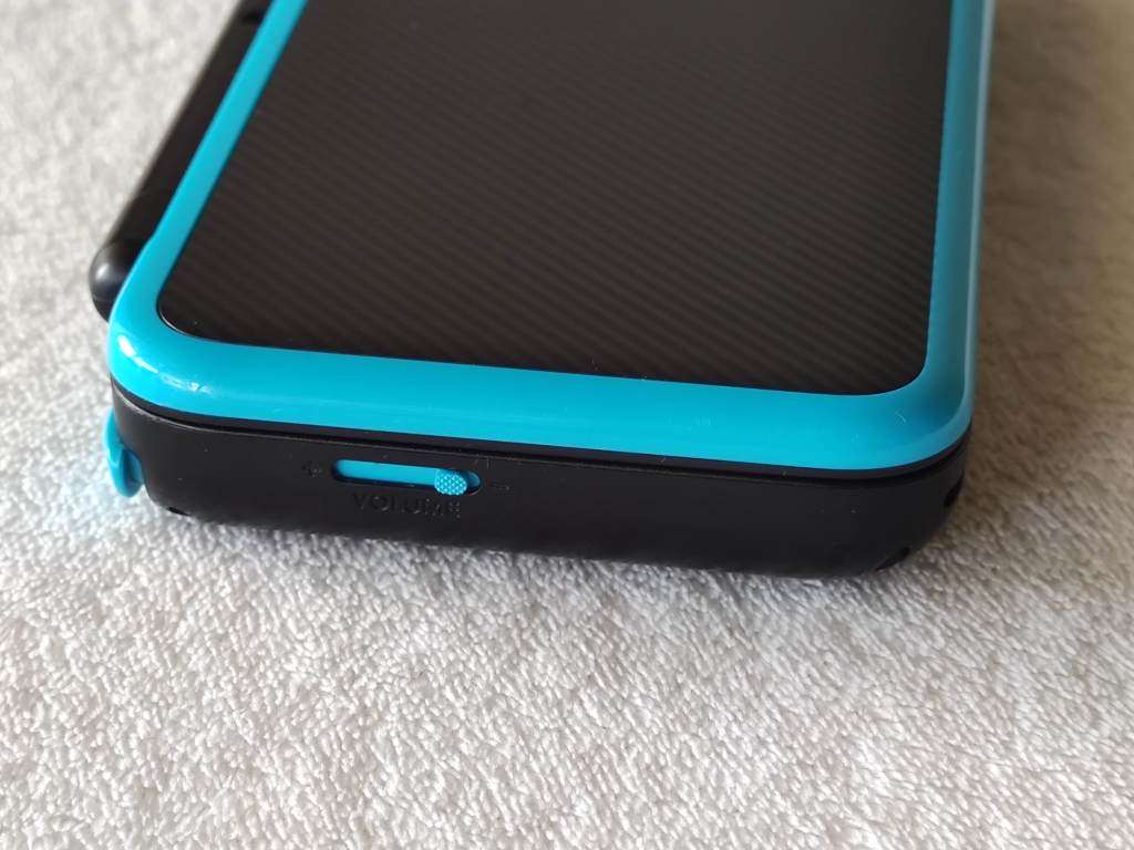 `New` Nintendo 2DS XL Console