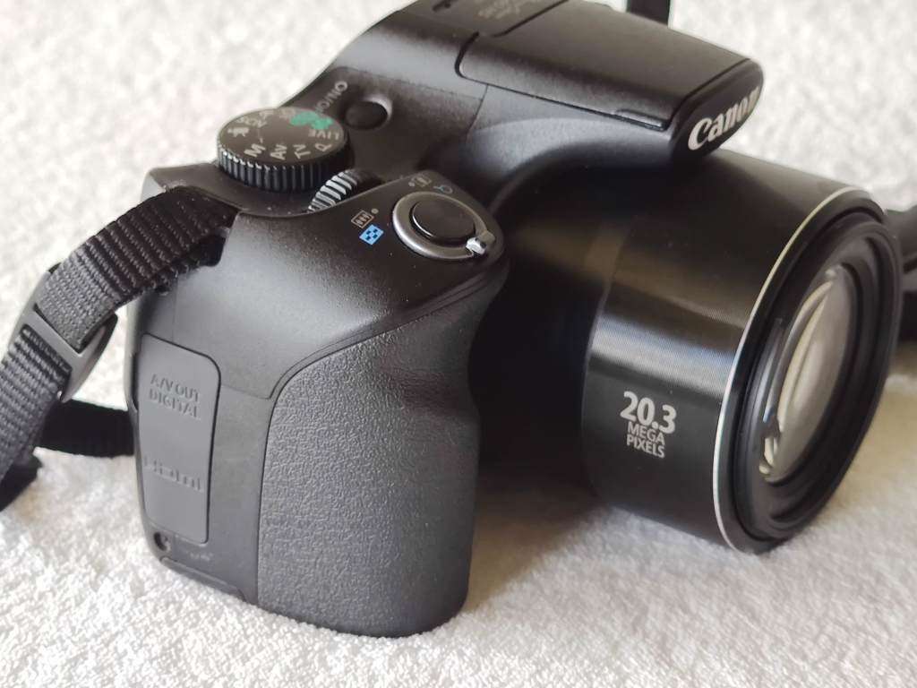 Canon PowerShot SX540 HS - 20.3MP / 50x Zoom / WiFi NFC - Connected Bridge Camera