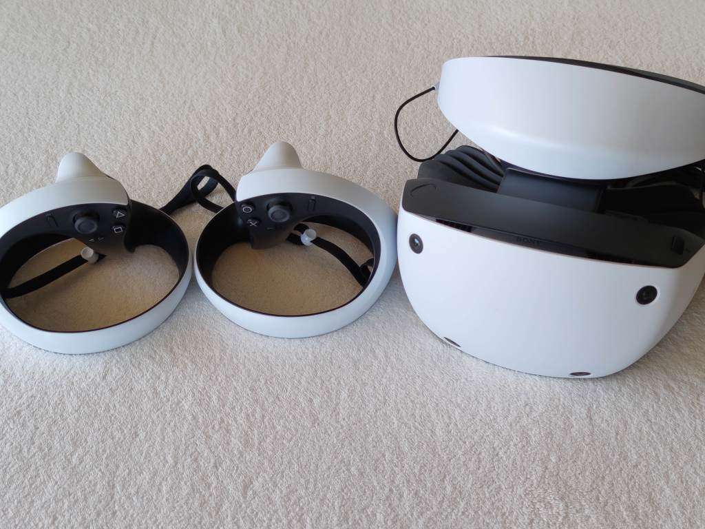 PSVR2 Headset + Controllers - PlayStation 5