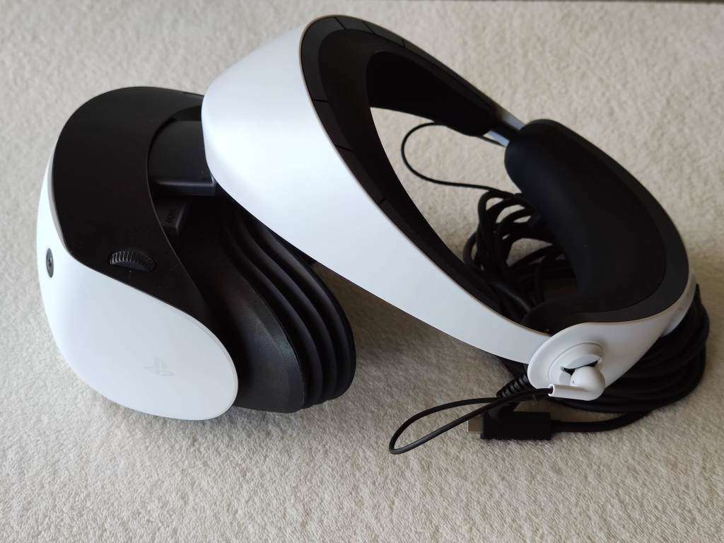 PSVR2 Headset + Controllers - PlayStation 5