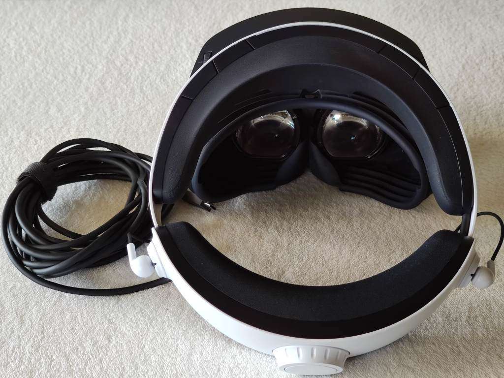 PSVR2 Headset + Controllers - PlayStation 5