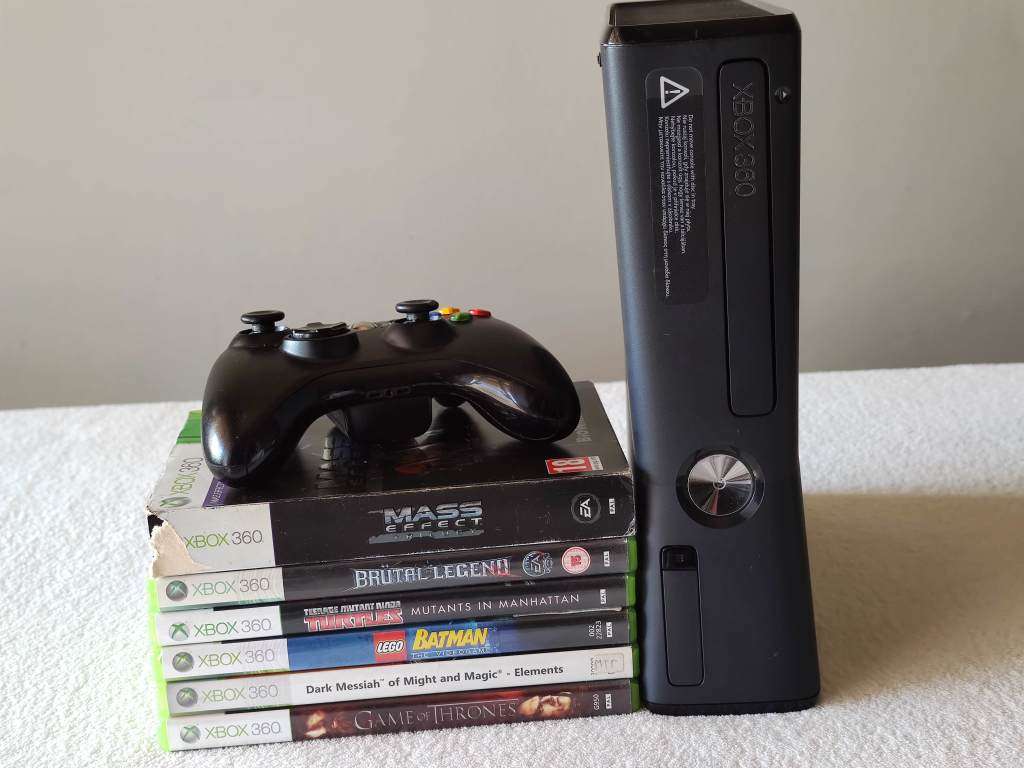 Xbox 360 Slim Console (4GB) + 8 Games