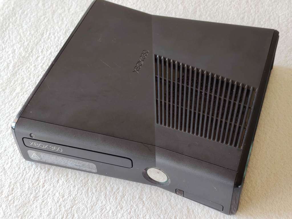 Xbox 360 Slim Console (4GB) + 8 Games