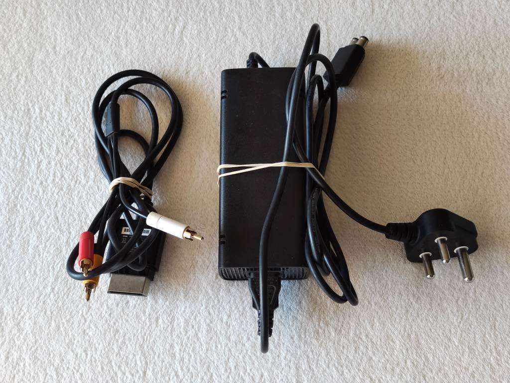 Xbox 360 Slim Console (4GB) + 8 Games