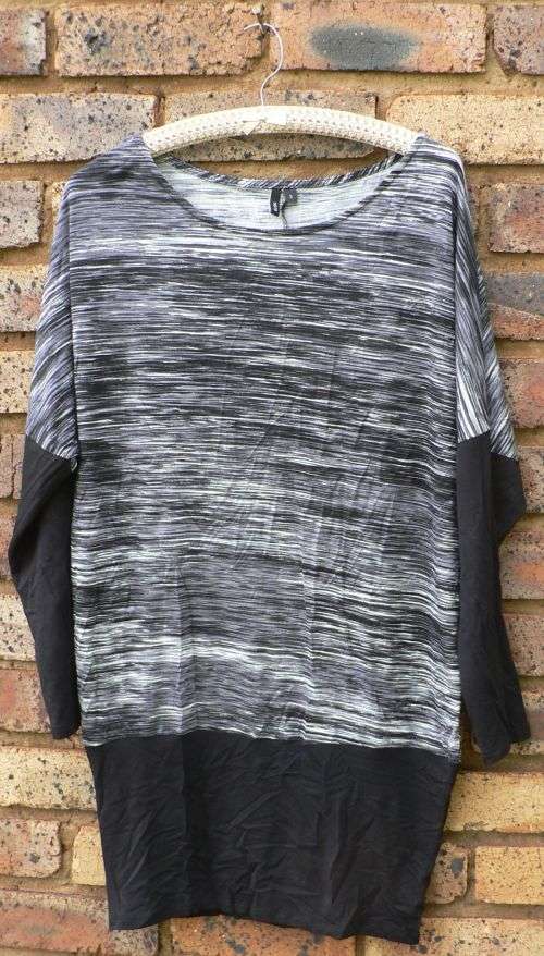 Slick grey and black long top with long sleeves - Size M - L