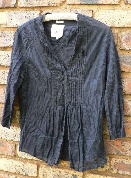 Cherokee (California) button front top (black) - Size M - L