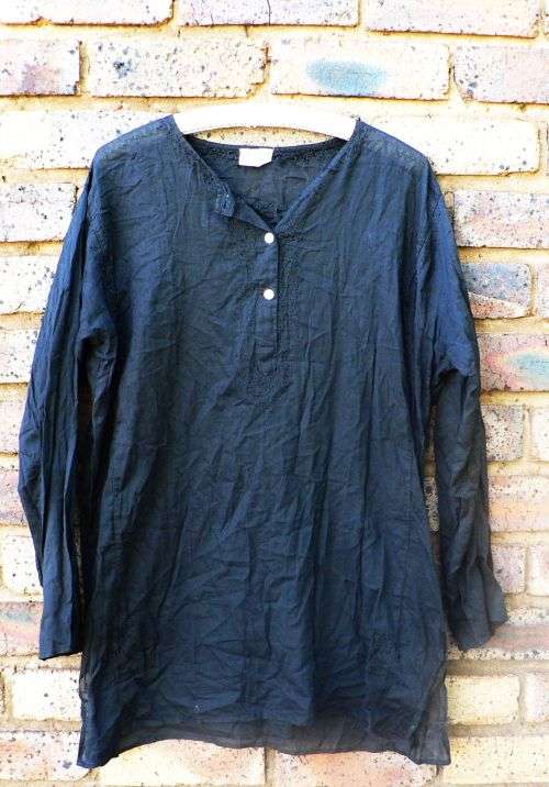 Black Indian long-sleeved tunic top with embroidery - Size Medium - Large